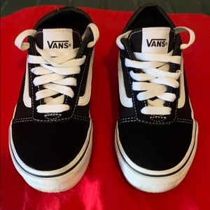 FLASH SALE!! Vans Ward EUC youth sz 1 Barely worn!